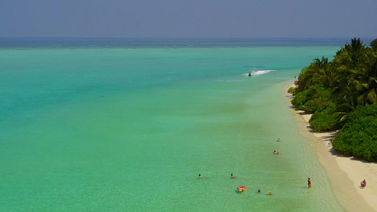 白沙底蓝色环礁湖的天堂海景海滩假日的空中天空纹理视频