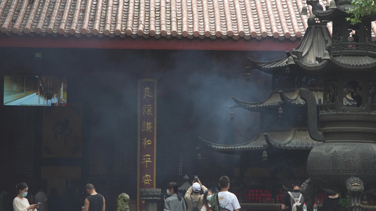 浙江杭州上天竺法喜禅寺香炉烟雾和鸟4K风景视频视频