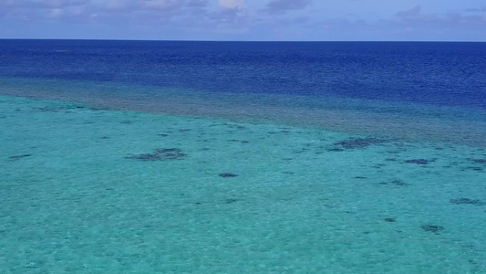 以浅海和白沙为背景的浅海和白色沙滩海滩时间视频