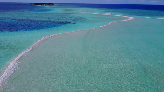 白沙背景蓝绿色海洋热带海岸海滩航行空中无人机海景视频
