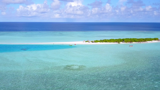 蓝绿色环礁湖和白色沙滩背景的海上海岸海滩航程的海景视频