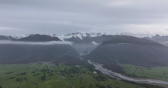 4K航拍新西兰福克斯冰川日出云雾视频