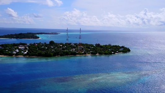 白沙背景透明海洋完美海岛海滩度假的无人机空中海景视频