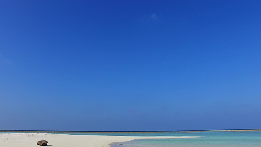以蓝海和白沙滩为背景的完美旅游海滩生活方式的空中无人驾驶视频