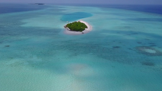 空中无人驾驶飞机飞越外来旅游海滩的天空沿蓝海航行有视频