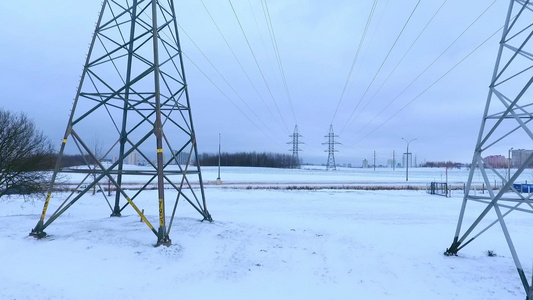 无人机观察冬季田地的电塔视频