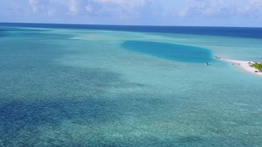 白沙底蓝绿海打破海上环礁湖海滩的空中空中纹理结构视频