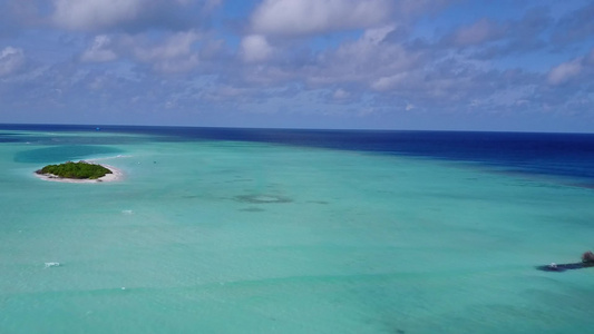 蓝环礁带白沙背景的蓝色环礁号无人驾驶飞机飞越长堤湾视频
