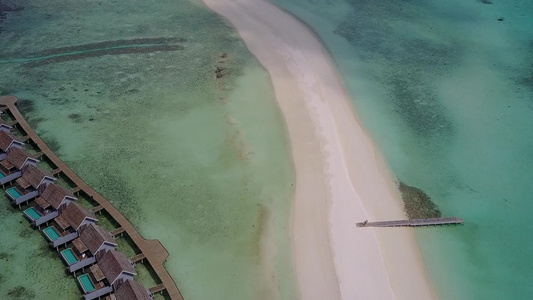 白沙背景蓝海天堂海岸海滩航行空中无人机海景视频