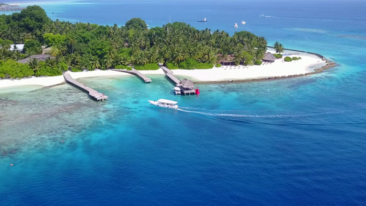 白沙背景蓝色泻湖休闲度假海滩之旅的空中无人机性质视频