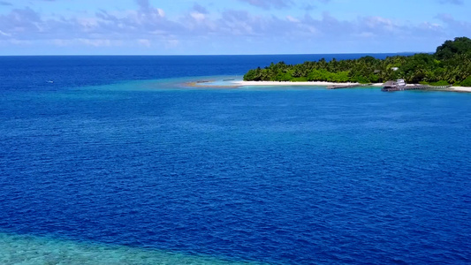 以透明的环礁湖和白色沙滩背景为特色的旅游海滩之行的视频