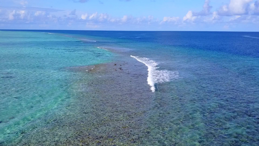 海洋海岸线海滩生活方式的空中无人机性质由水蓝海和白沙视频