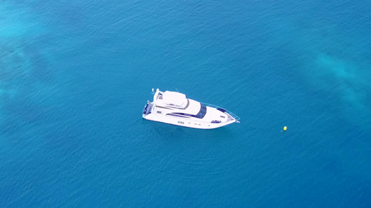 美丽的海湾海滩的空中纹理由蓝海和白沙底蓝海航行视频