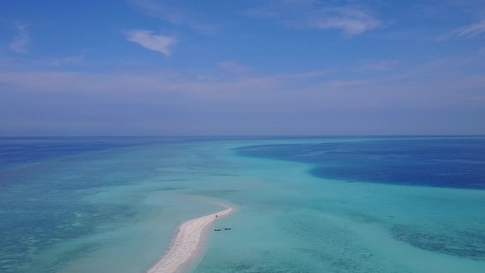 蓝水和沙地的旅游海滩视频