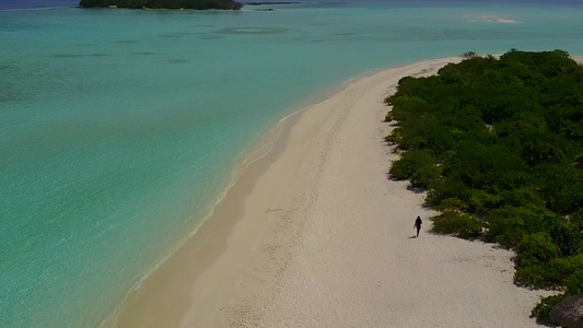 蓝色海洋和白色沙滩背景间断环礁湖海滩的空中观景场景视频