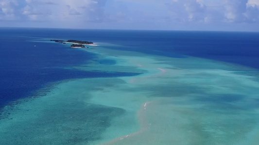 白沙背景透明海洋的海洋海滨海滩冒险无人机景观视频