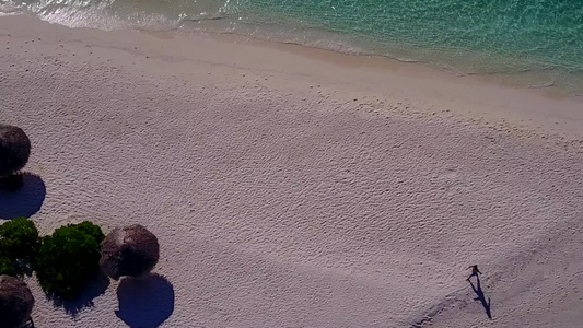 白沙背景绿松石海洋异国度假海滩度假的空中无人机风景视频
