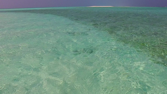 乘坐无人驾驶无人驾驶的海洋海湾海滩旅行游至蓝海中清视频