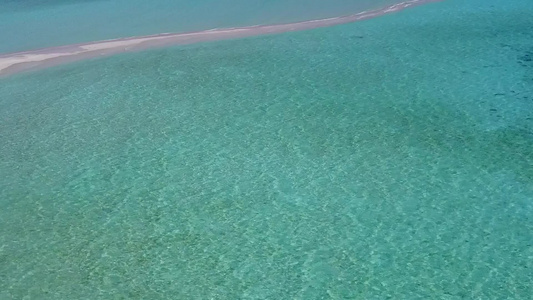 绿绿海和白沙背景热带海岸海滩之游的热带无人空中无人驾驶视频