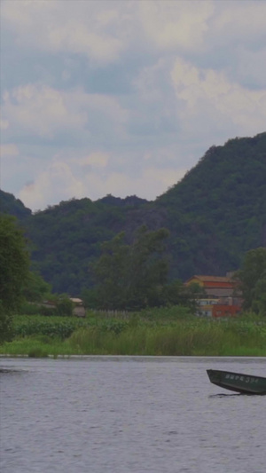 河面上的游客坐渔船玩耍玩水喀斯特27秒视频
