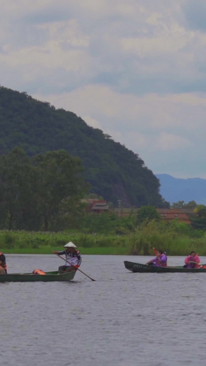 河面上的游客坐渔船玩耍玩水普者黑27秒视频