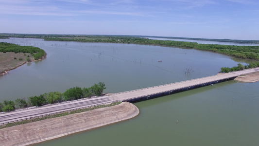 单橡树的空中视图在德克萨斯湖射线长袍上方视频