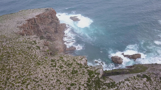 悬崖和海洋之上的空中飞行视频