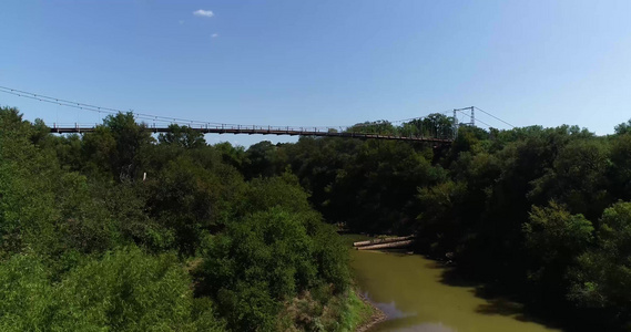 这是卡罗拉多河上县大桥的录像视频