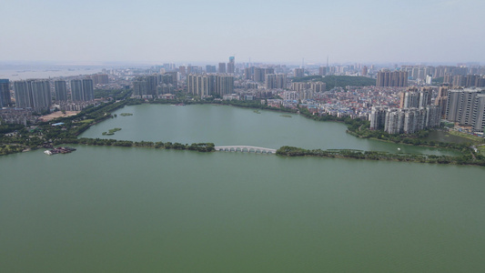 4K航拍湖南岳阳洞庭湖旅游度假区城市天际线视频