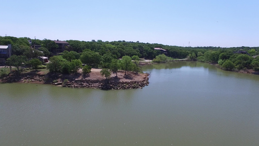 德克萨斯莱维斯维尔湖日落公园的空中录像视频