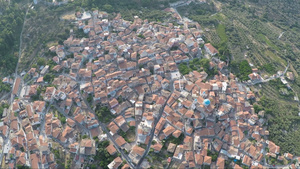 山坡岛村的空中观察22秒视频