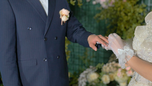 婚礼现场新娘为新郎戴上戒指35秒视频