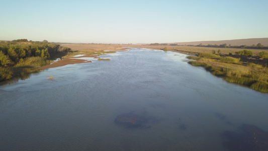 穿越沙漠的大河非洲南部和纳米比亚之间的橙色河流的空中视频