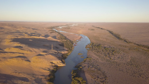 非洲南部和纳米比亚之间穿越沙漠的大河12秒视频