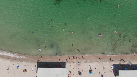 海浪在海滩上坠落的录像视频