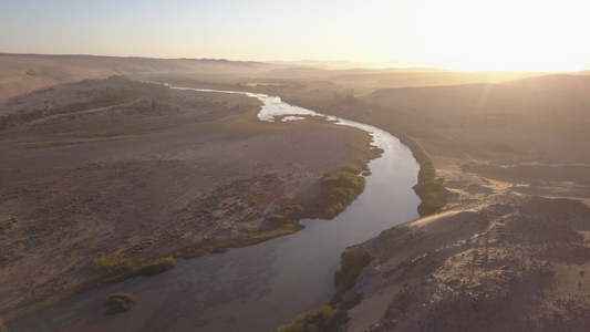穿越沙漠的大河非洲南部和纳米比亚之间的橙色河流的空中视频