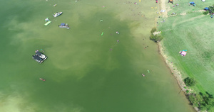 人们在莱维斯维尔湖的铜树枝公园游泳15秒视频