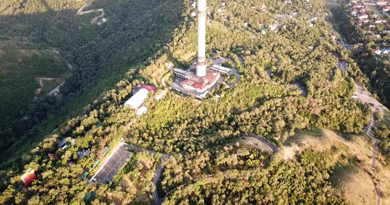 Koktobe大电视塔在绿山上的高棉视频