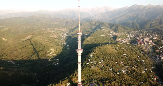 Koktobe大电视塔在绿山上的高棉视频