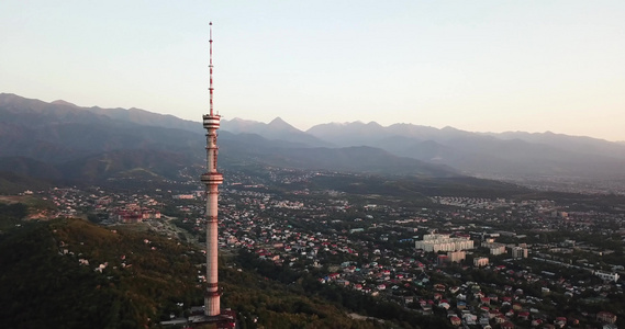 Koktobe大电视塔在绿山上的高棉视频