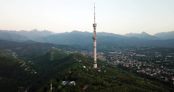 Koktobe大电视塔在绿山上的高棉视频
