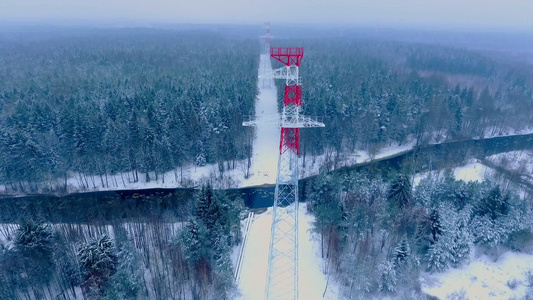 冬季森林中的输电塔能源塔能源基础设施视频