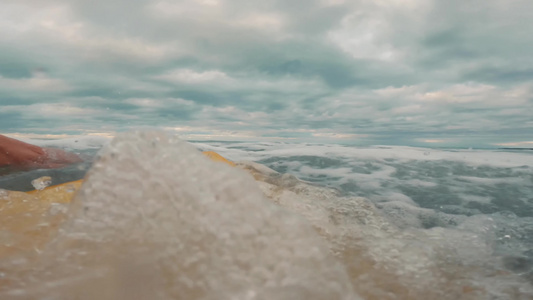 夏日海边冲浪第一视角视频