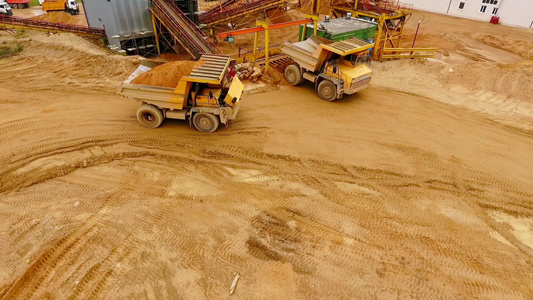 装有沙子的卡车停在领土工业厂视频