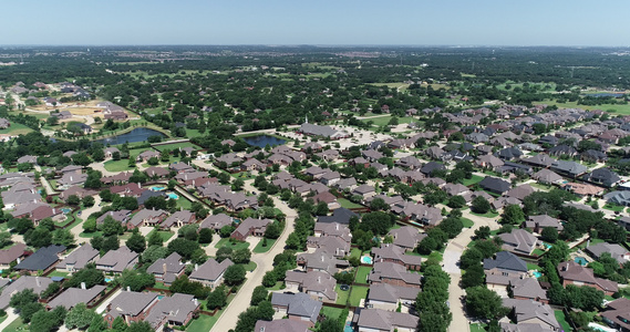 飞越高地Texas村附近地区的空中飞行视频