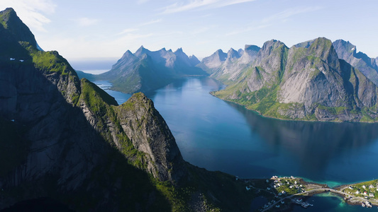 飞上浮游岛屿上的Kirkefjord和Reine村视频