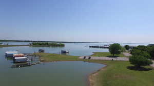 德克萨斯刘易斯维尔湖的塔湾公园附近的船坞37秒视频