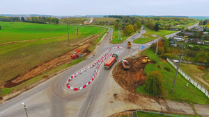 货物卡车在乡村公路上行驶14秒视频