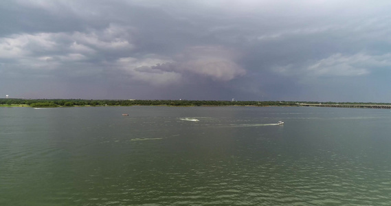 风暴前莱维斯维尔湖上船只的空中录像视频