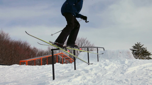 自由式滑雪的人在铁轨上运动视频